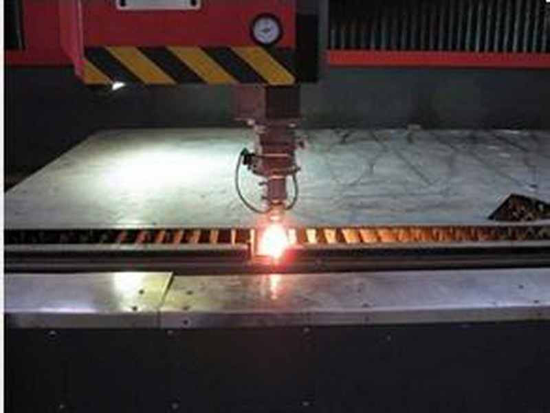 Laser cutting machine industry should be combined with the development situation of continuous adjustment